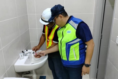 Pegawi SPAN dan Sains memeriksa penyambungan air yang dibuat di premis berkenaan.