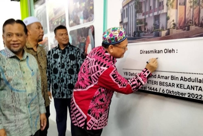 Mohd Amar menandatangani plak sempena Majlis Perasmian Pusat Komuniti Tumpat, Majlis Daerah Tumpat pada Khamis.