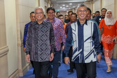 Ismail Sabri diiringi Tengku Zafrul ketika hadir meninjau persiapan penyediaan Bajet 2023 di Kementerian Kewangan pada Khamis. - Foto Bernama