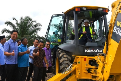 Aminuddin mengendalikan jangkaut pada Majlis Pecah Tanah Lot Kediaman Harapan Generasi Baru Felda Palong 12 Fasa 1 di Felda Palong 12, Jempol pada Khamis.