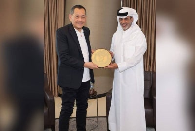 Hamidin (kiri) menerima cenderahati daripada Sheikh Hamad Khalifa Ahmed Al Thani ketika melakukan kunjungan hormat pada Rabu. - FotoFootball Association of Malaysia