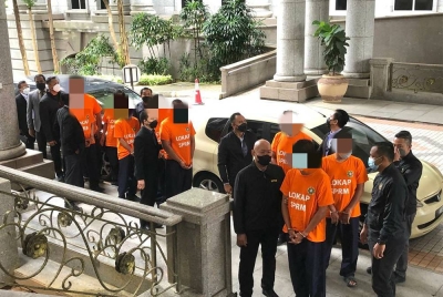 Antara individu yang dibawa SPRM ke Mahkamah Putrajaya untuk permohonan reman.