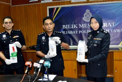 Jasmin (tengah) menunjukkan dadah jenis syabu yang dirampas dalam satu sekatan jalan raya di Jalan Tiku pada 3 Oktober lepas, dalam sidang media di Ibu Pejabat Polis Daerah Tawau, pada Khamis. - Foto Bernama