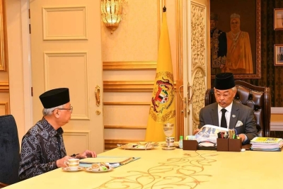  Al-Sultan Abdullah (kanan) ketika berkenan menerima menghadap Ismail Sabri di Istana Negara pada Khamis.
