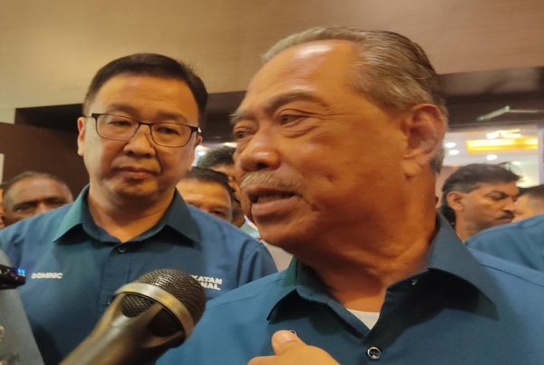 Muhyiddin ketika ditemui media selepas Majlis Makan Malam Bersama Pengerusi PN dan Penyerahan Watikah Ketua Badan Perhubungan Kawasan di Glenmarie Hotel and Resort, di sini pada Rabu.