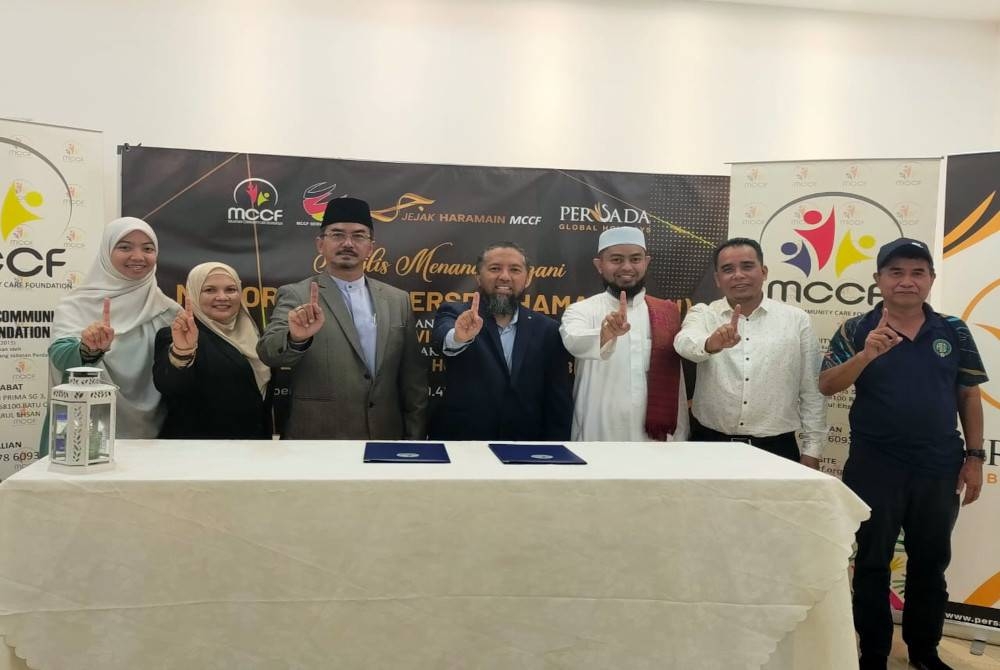 Mohd Hafizi (tengah) dan Halim (tiga dari kiri) bersama peserta menunjukkan satu jari sebagai tanda sokongan kempen Satu Jari Bebas Rasuah anjuran Rasuah Busters.