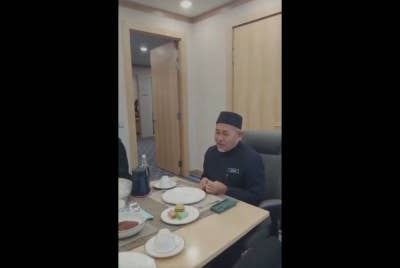 Tangkap layar video yang dikongsikan melalui Facebook Tuan Ibrahim Tuan Man mengenai jemputan untuk bersarapan dengan Unit Komunikasi Korporat (UKK) Kementerian Alam Sekitar dan Air.