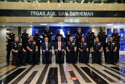 Acryl Sani (duduk; empat dari kanan) bersama Wan Ahmad Dahlan (duduk; empat dari kiri) bergambar kenangan bersama 10 pegawai kanan polis yang terpilih ke misi PBB di Sudan Selatan. -Foto Bernama