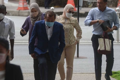 Ahli Parlimen Kinabatangan Datuk Seri Bung Moktar Radin (tengah) dan isteri Datin Seri Zizie Izette Abdul Samad (dua, kanan) hadir di Kompleks Mahkamah Kuala Lumpur hari ini berkaitan kes pertuduhan rasuah yang dihadapi mereka.- Foto Bernama