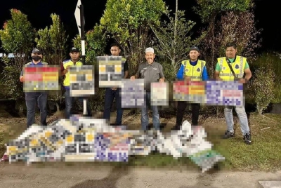 Antara gegantung haram melibatkan iklan pinjaman wang tidak berlesen yang diturunkan dalam Op Vulture di lokasi tumpuan awam di Kemaman pada Khamis.