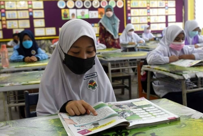 Kerajaan menambah peruntukan kepada RM2.3 bilion bagi ruang pembelajaran kondusif dan selamat untuk murid-murid sekolah. - Gambar hiasan
