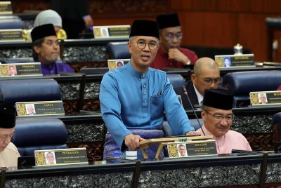 Menteri Kewangan Tengku Datuk Seri Zafrul Tengku Abdul Aziz membentangkan Bajet 2023 di Dewan Rakyat. - Foto Bernama.