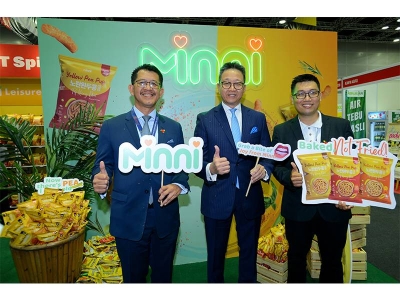 Chang Khim (tengah); Hasan Azhari Idris (kiri) dan Calvin bergambar di reruai Minni selepas Majlis Pelancaran Kudapan Panggang Jenama Minni sempena SIBS 2022 yang berlangsung di Pusat Konvensyen Kuala Lumpur (KLCC) pada Jumaat
