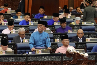 Tengku Zafrul membentangkan Bajet 2023 di Dewan Rakyat pada Jumaat. - Foto Bernama