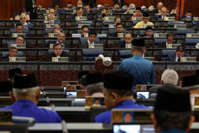 Barisan Jemaah Menteri dan ahli Parlimen mendengar pembentangan Bajet 2023 oleh Tengku Zafrul di Bangunan Parlimen hari ini. - Foto Bernama