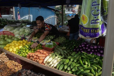 Dana RM55 bilion bertujuan meminimumkan kos sara hidup antaranya melalui kawalan harga barangan dan perkhidmatan. - Foto Bernama