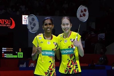 Thinaah (kiri) dan Pearly terpaksa melupakan dua kejohanan di Eropah pada Oktober ekoran proses pemulihan Pearly daripada kecederaan hamstring. Foto Agensi