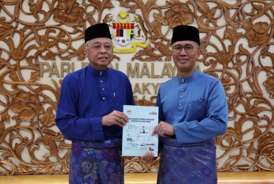 Ismail Sabri (kiri) bersama Tengku Zafrul menunjukkan buku Anggaran Perbelanjaan Persekutuan 2023 selepas pembentangan Bajet 2023 di Parlimen pada Jumaat. - Foto Bernama