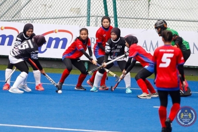 Antara aksi Kuala Lumpur menentang Terengganu dalam saingan kategori wanita Kumpulan A Piala Tun Abdul Razak 2022 di Stadium Hoki Nasional Bukit Jalil pada Jumaat. - Foto Malaysian Hockey Confederation