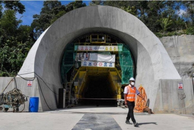 Bajet 2023 menyaksikan kerajaan bersetuju meneruskan projek mega berimpak tinggi termasuk Laluan Rel Pantai Timur (ECRL). - Foto Bernama