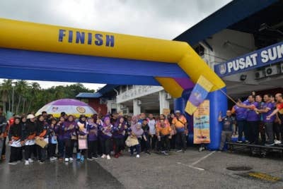 Mohd Sazili melepaskan peserta yang mengambil bahagian dalam Amazing Race sekitar kampus UiTM Shah Alam pada Jumaat.