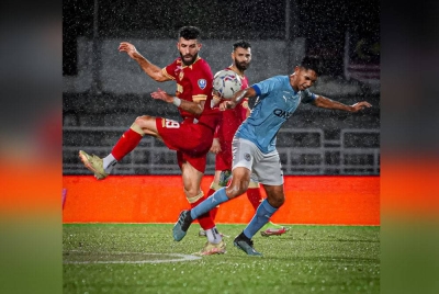 Antara aksi PJ City menentang Selangor dalam perlawanan Liga Super di Stadium MBPJ, pada Jumaat. - Foto Selangor FC