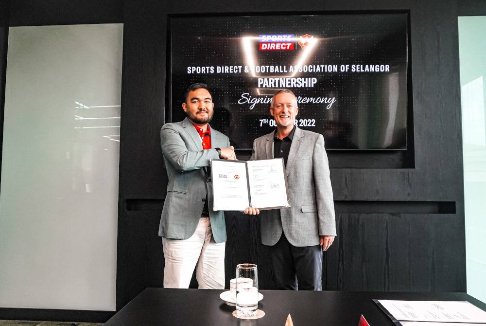 Tengku Amir Shah (kiri) bersama pengarah Sports Directs Malaysia Sdn. Bhd Paul Gibbons pada majlis tandatangan kerjasama antara Sports Direct dan FAS pada Jumaat