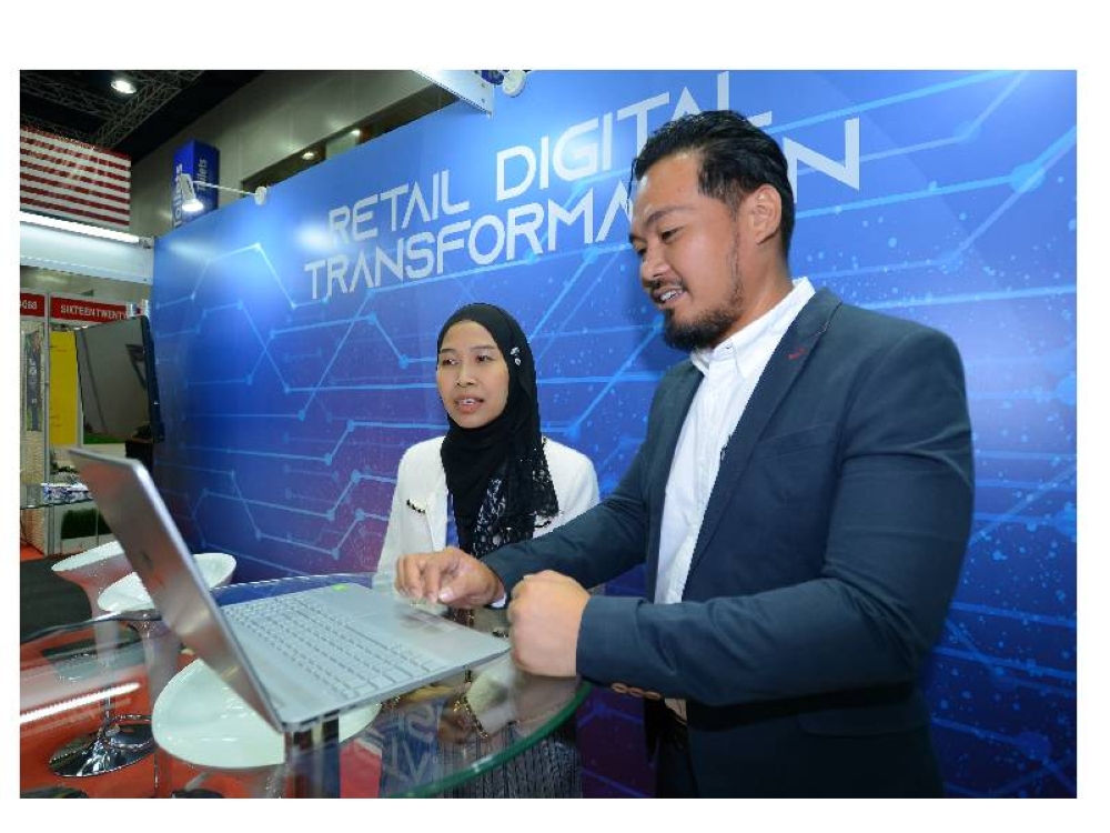 Megat Arif bersama Siti Khawa meneliti sistem RePOD yang dibangunkan.