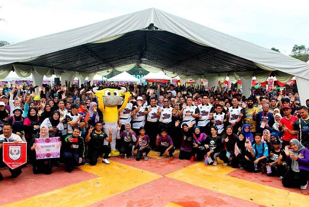 Pengerusi Jawatankuasa Pembangunan Luar Bandar, Koperasi dan Usahawan Perak Datuk Zainol Fadzi Paharuddin (berdiri, tengah) bergambar bersama peserta pada majlis Perasmian Hari Sukan Negara 2022 peringkat negeri Perak di Padang Polo hari ini.