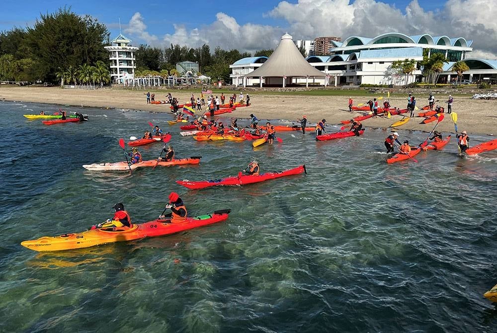 Aksi dan gelagat sebahagian Keluarga Malaysia yang menyertai aktiviti 'mini xpdc kayak' mengelilingi Pulau Papan sempena Hari Sukan Negara 2022 (HSN 2022) peringkat Wilayah Persekutuan Labuan, di Kompleks Sukan Laut Antarabangsa Labuan hari ini.