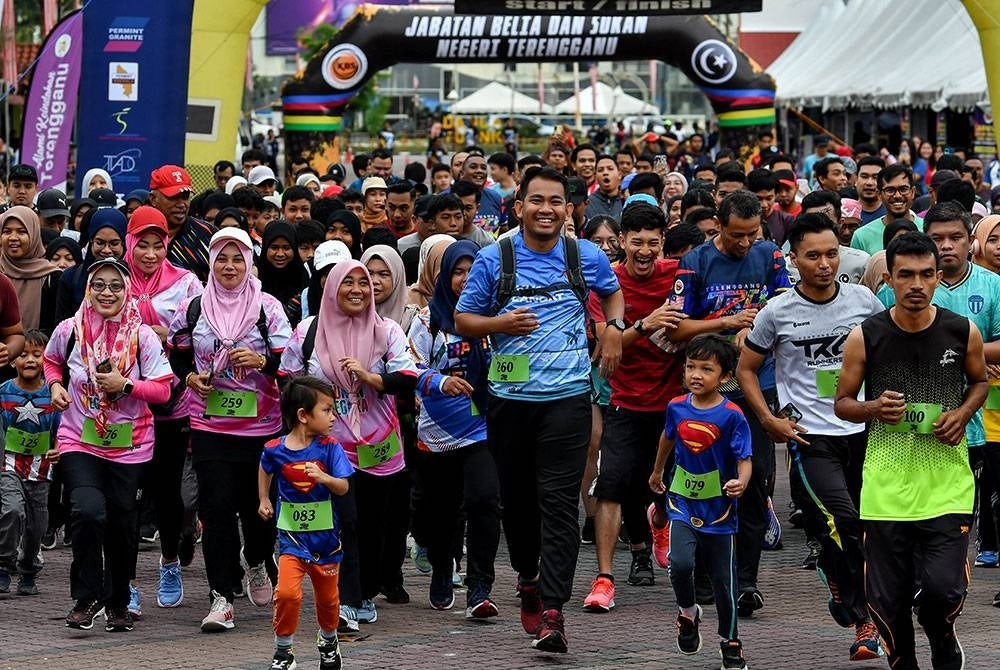 Para peserta ketika menyertai larian sempena Hari Sukan Negara 2022 Peringkat Negeri Terengganu di Pantai Batu Burok hari ini.