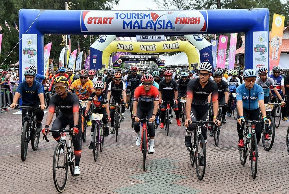 Peserta berbasikal menyertai Kayuhan Terengganuku Comey 2.0 sempena Hari Sukan Negara 2022 Peringkat Negeri Terengganu di Pantai Batu Burok hari ini.