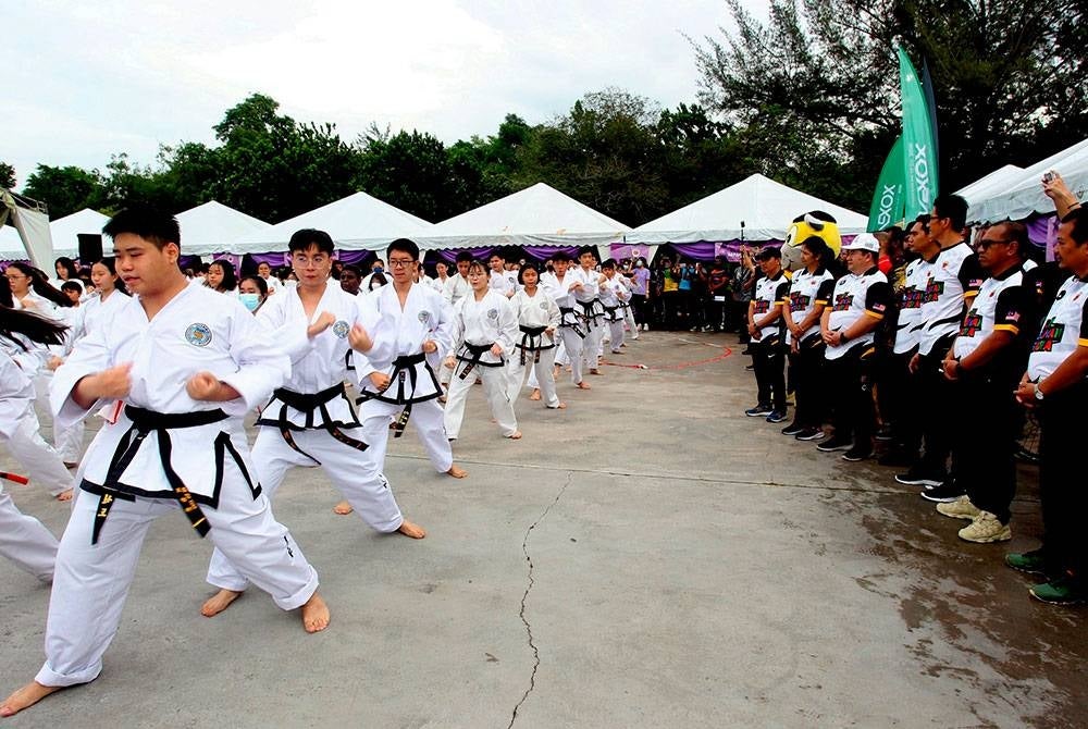 Pengerusi Jawatankuasa Pembangunan Luar Bandar, Koperasi dan Usahawan Perak Datuk Zainol Fadzi Paharuddin (dua, kanan) melihat persembahan taekwondo pada majlis Perasmian Hari Sukan Negara 2022 peringkat negeri Perak di Padang Polo hari ini.