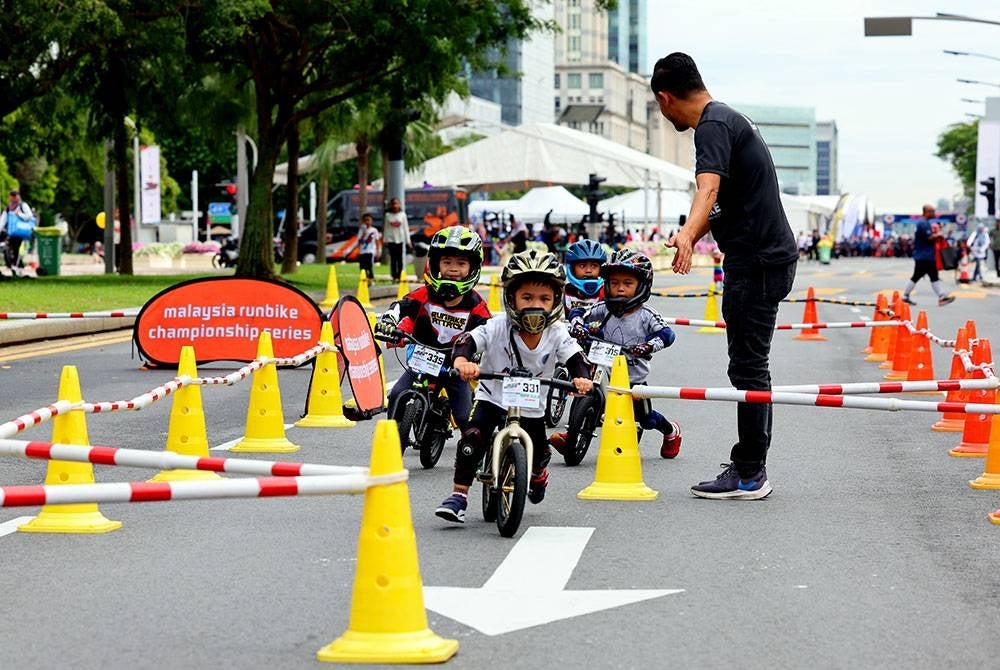 Gelagat peserta cilik yang turut memeriahkan acara 'pushbike race' 2022 sempena Program Hari Sukan Negara 2022 di pekarangan Kementerian Belia dan Sukan (KBS) hari ini. 