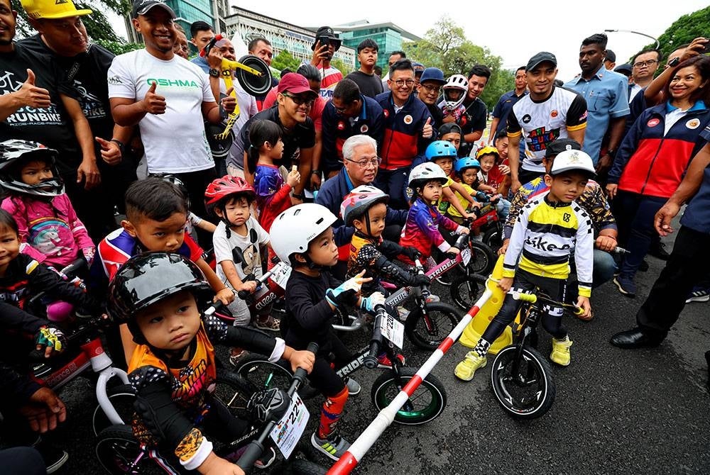 Perdana Menteri Datuk Seri Ismail Sabri Yaakob bergambar bersama peserta cilik pada Program Hari sukan Negara 2022 di pekarangan Kementerian Belia dan Sukan (KBS) hari ini.