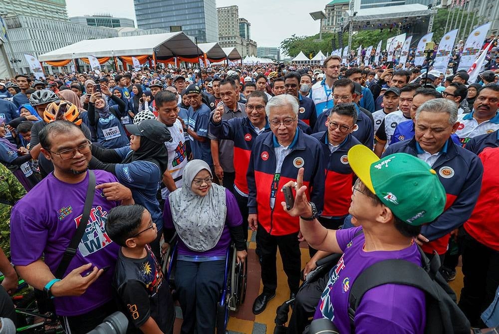 Perdana Menteri Datuk Seri Ismail Sabri Yaakob bersama Keluarga Malaysia di kalangan Orang Kurang Upaya pada Sambutan Hari Sukan Negara 2022 di Dataran Putrajaya hari ini.