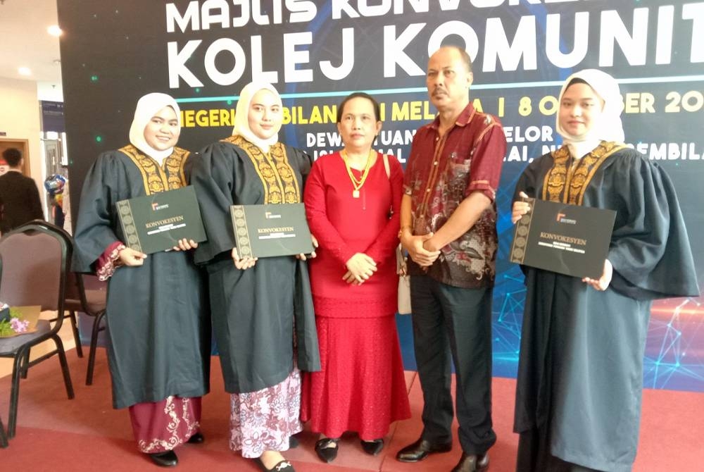 Nur NilamSari (kanan) berkesempatan berkongsi kejayaan bersama ibu dan ayah rakannya.