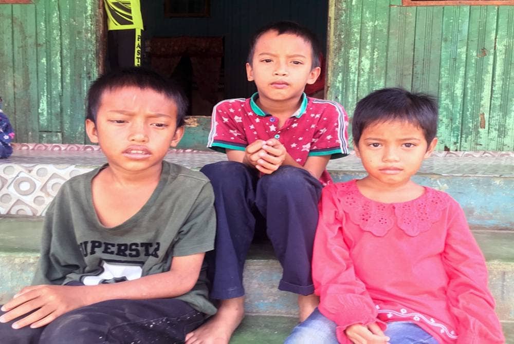 Tiga anak saudara yatim piatu yang dijaga oleh Roslizawati.