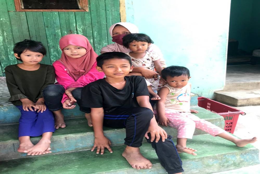Roslizawati (dua kanan) bersama lima anaknya.