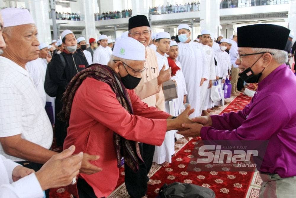 Hussamuddin bersalaman dengan peserta selepas selesai Majlis Konvokesyen Khatam Tadabbur My #QuranTime yang diadakan di Masjid Tuanku Mizan Zainal Abidin, Putrajaya pada Sabtu. - FOTO ROSLI TALIB