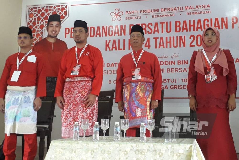 Muhyiddin (dua dari kanan) sebelum merasmikan Persidangan Bersatu Bahagian Pagoh di Tangkak, pada Sabtu.