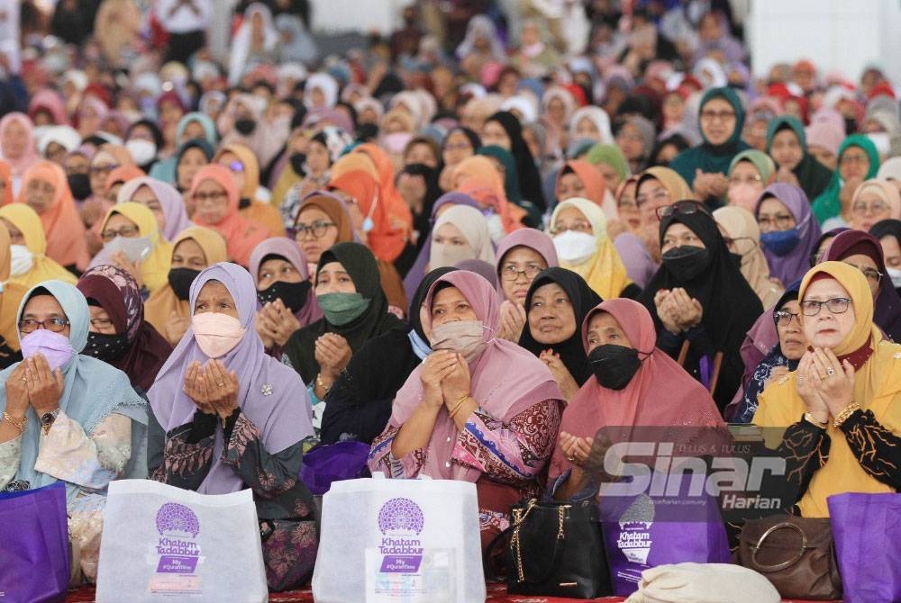 Peserta mengaminkan doa pada majlis Konvokesyen Khatam Tadabbur My #QuranTime yang diadakan di Masjid Tuanku Mizan Zainal Abidin, Putrajaya. - FOTO SINAR HARIAN/ ROSLI TALIB