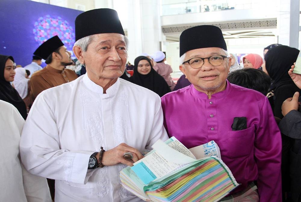 Ismail Munir (kiri) bergambar bersama Pengasas Yayasan Warisan Ummah Ikhlas, Datuk Hussamuddin Yaacub pada Majlis Konvokesyen Khatam Tadabbur My #QuranTime 1.0 di Putrajaya pada Sabtu.