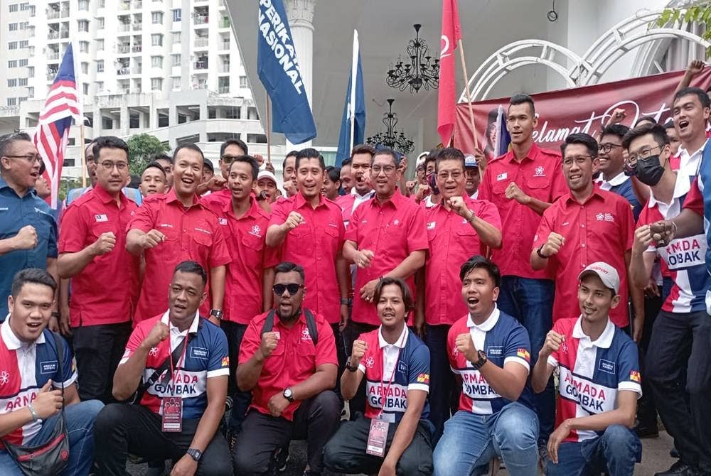 Ahmad Faizal (tengah) melancarkan jentera pilihan raya Armada, Srikandi dan Srikandi Muda Bersatu Gombak di Dewan Konvensyen Shenga, Batu Caves pada Sabtu.