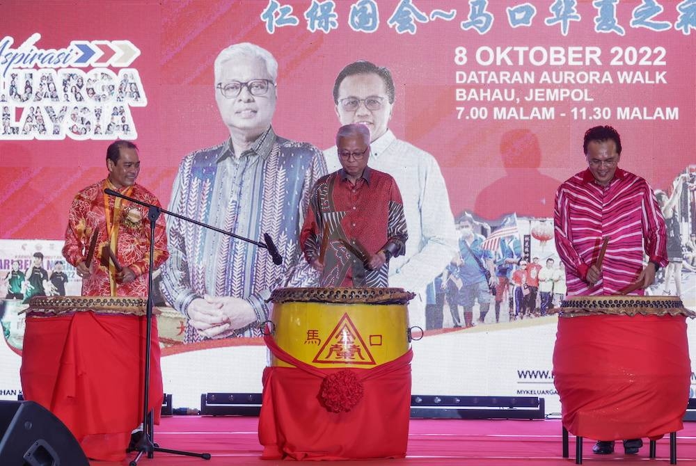 Ismail Sabri (tengah) ketika menyempurnakan gimik pelancaran Majlis Jamuan Makan Malam Keluarga Malaysia sempena Jelajah Aspirasi Keluarga Malaysia (AKM) di Dataran Aurora Walk pada Sabtu. -Foto: Bernama