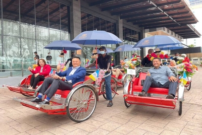 Soon Hin (tengah) dan Sharon (kiri) menaiki beca selepas sidang media Program CSR oleh Ascott Gurney Pulau Pinang pada Jumaat.