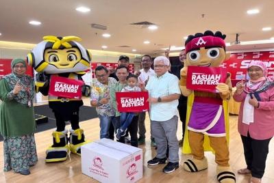 Ketua Pasukan #RasuahBusters, Datuk Hussamuddin Yaacub (tengah) dan Nurhayati (kiri) bergambar bersama maskot animasi Awang Khenit dan Robozeta. Animas hadir ke Kumpulan Karangkraf pada Jumaat.