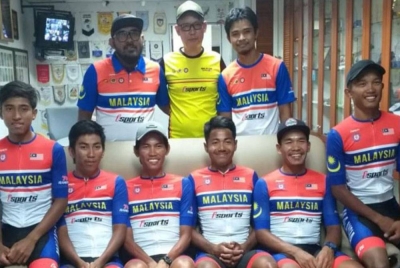 Mohd Yusof (berdiri, kiri) bersama barisan pelumba Malaysia yang bakal menggalas cabaran pada LTdL 2022.