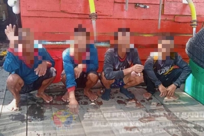 Empat PATI yang ditahan kerana tidak memiliki dokumen pengenalan diri ketika bekerja di sangkar ikan di Parit Buntar pada Jumaat. - Foto Maritim Malaysia