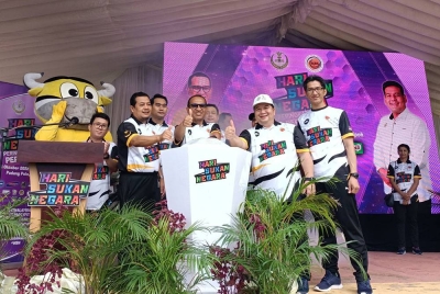 Zainol Fadzi (tengah) menyempurnakan gimik perasmian Hari Sukan Negara 2023 peringkat negeri Perak di Taman Rekreasi Sultan Abdul Aziz pada Sabtu.